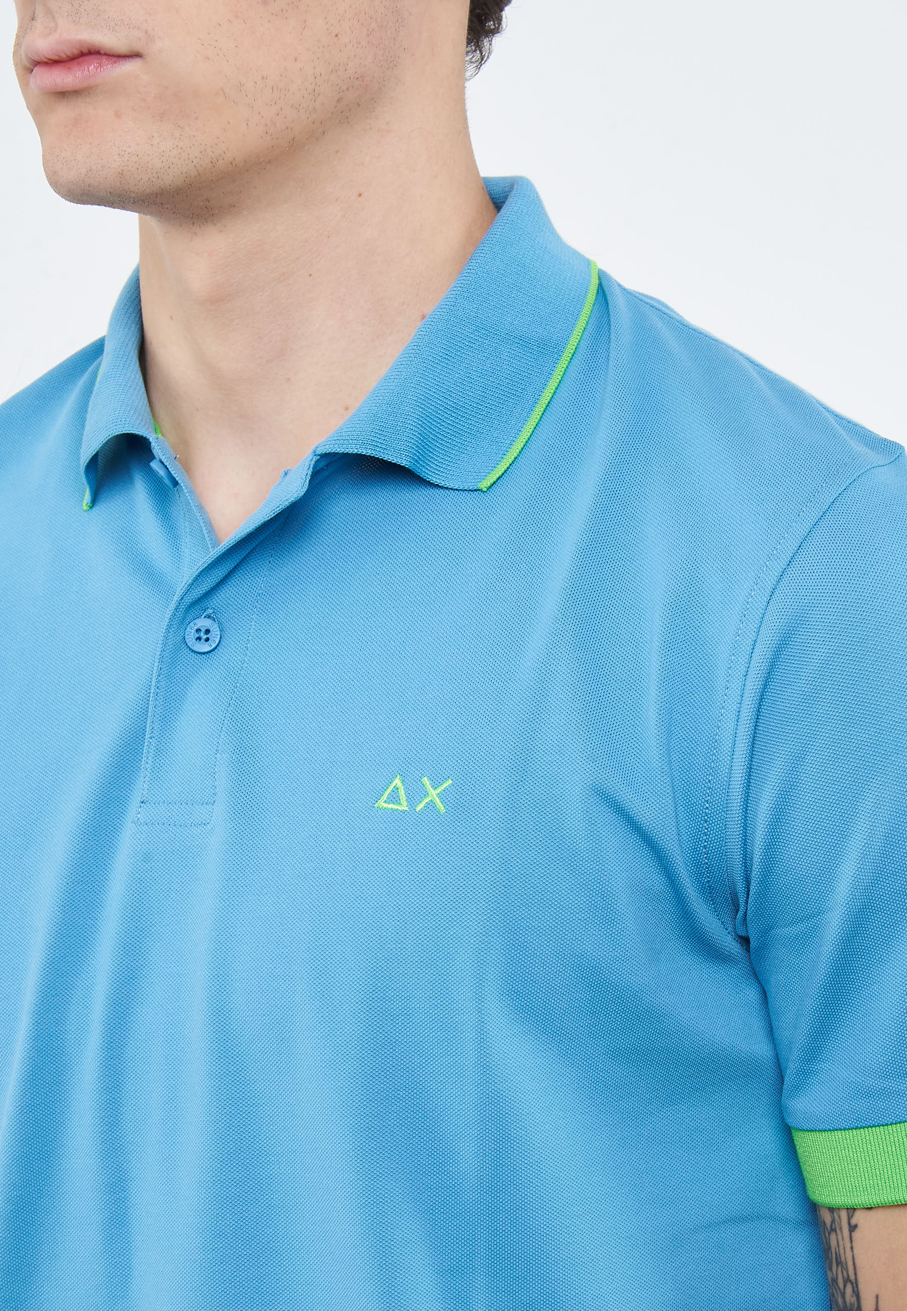 Polo con bordi fluo in cotone avio