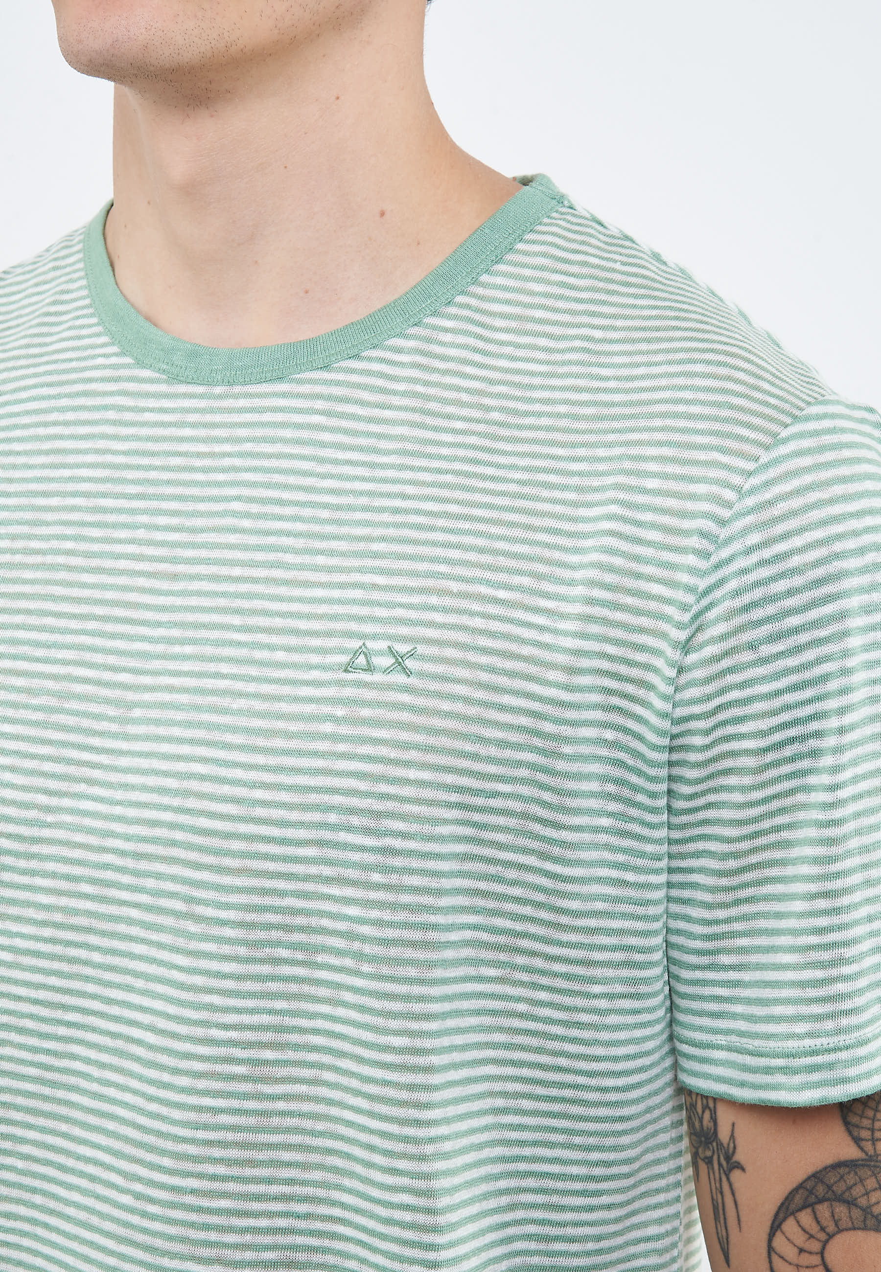 T-shirt in jersey di lino verde salvia bianco panna