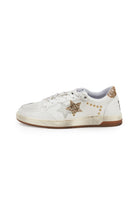 Sneaker week star in pelle bianca con dettagli glitterr oro borchiette ed effetto used 