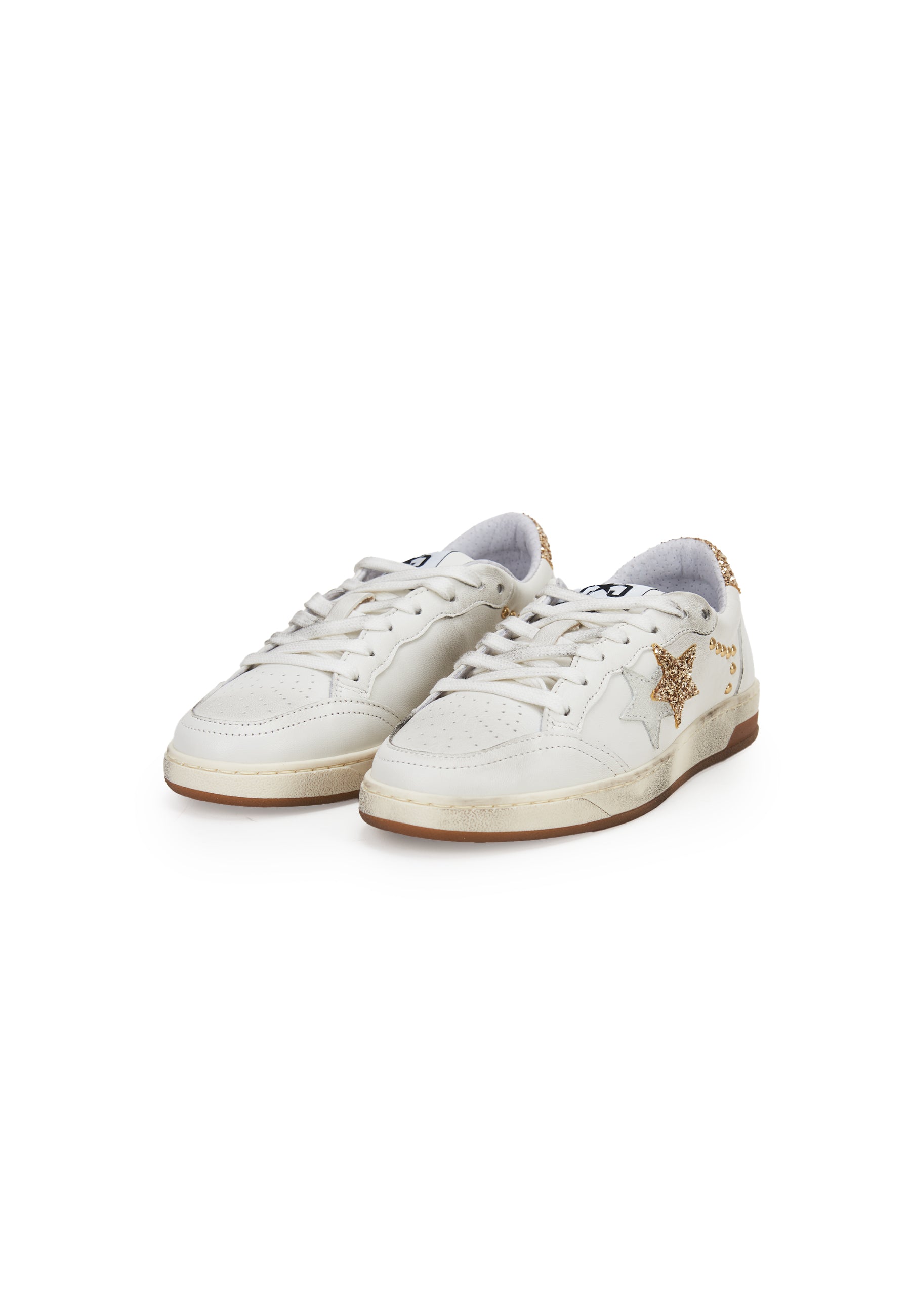Sneaker week star in pelle bianca con dettagli glitterr oro borchiette ed effetto used 