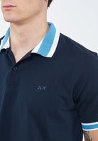 Polo con righe a contrasto in cotone blu navy 