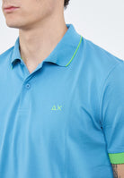 Polo con bordi fluo in cotone avio 